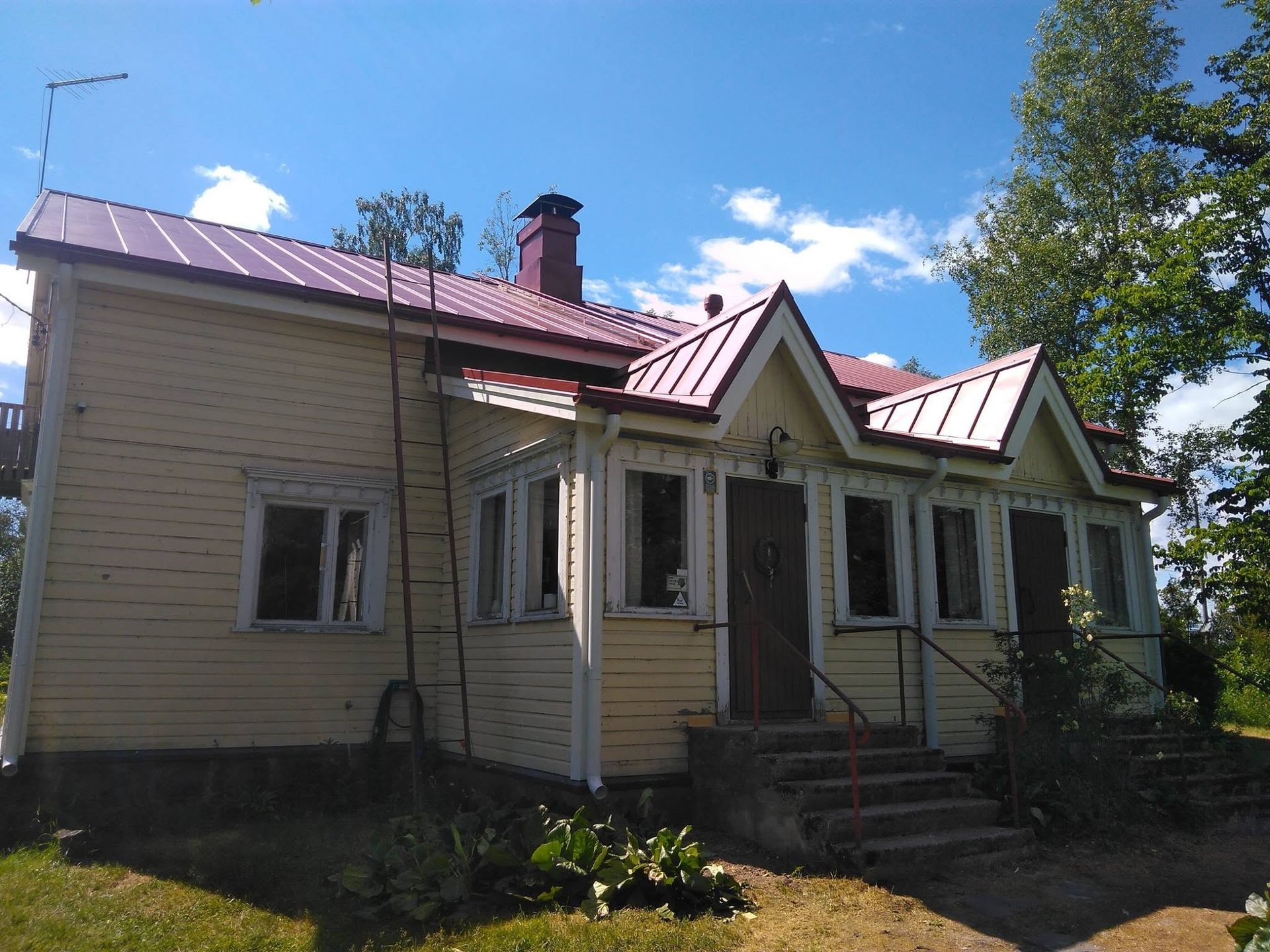 Yksityiskoti, jonka peltikaton Talotekniikka Huttunen on uusinut
